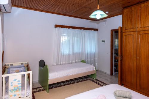 a bedroom with a bed and a window at Andreas House in Valíra