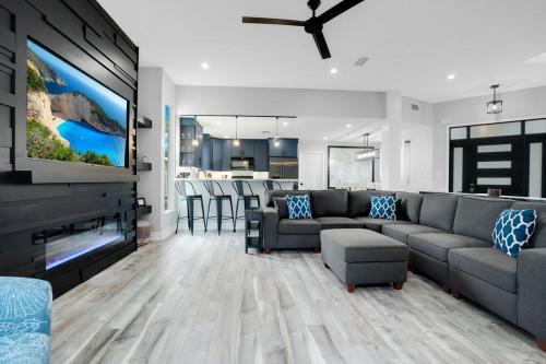 Luxury Villa Near Disney I Fully Renovated photo 3