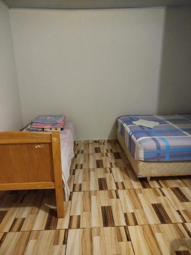 Hogar de Dara tesisinde bir odada yatak veya yataklar