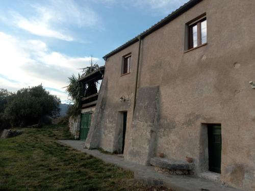 an old building with a bench in front of it at Casa dei Templari in Finale Ligure