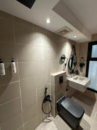 a bathroom with a toilet and a sink at Wadi Hanifa View وادي حنيفة ڤيو in Riyadh