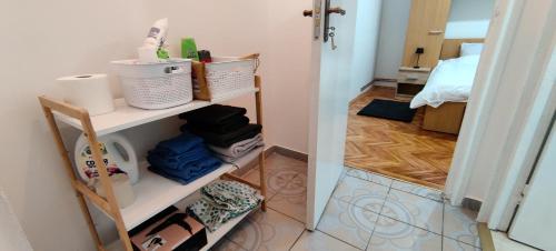 ein Zimmer mit einem Regal mit Toilettenartikeln in der Unterkunft La Muzeu in Tîrnăveni