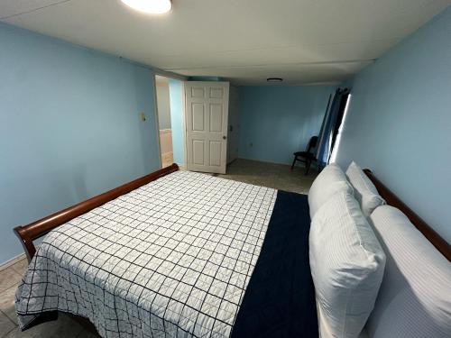 a bedroom with a bed in a blue room at spacious one Bedroom mobil home in Harlingen