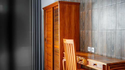 a wooden cabinet and a wooden desk in a room at Sundara Haven in Ungasan