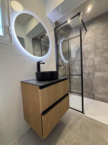 a bathroom with a sink and a mirror at Rekkehus med uteplass in La Florida