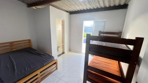 a bedroom with a bunk bed and a window at Sobrado Maré Mansa in Peruíbe