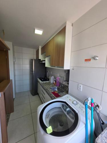 a kitchen with a washing machine in a kitchen at Torres dos Holandeses Vista Mar in São Luís