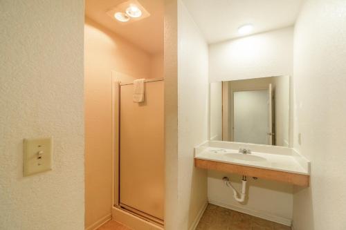 a bathroom with a sink and a mirror at HIgh Five Inn Killeen-Forthood in Killeen