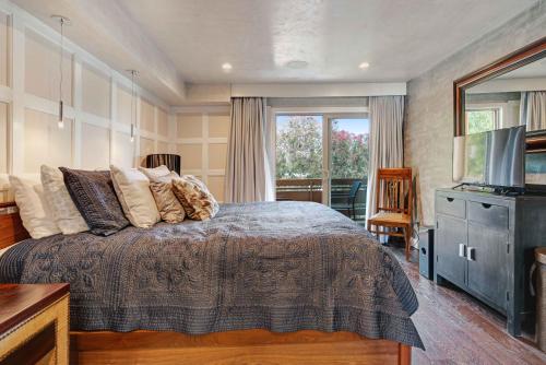 a bedroom with a bed and a television in it at Luxury Condo Resort Amenities - Pool, Pickleball in San Diego
