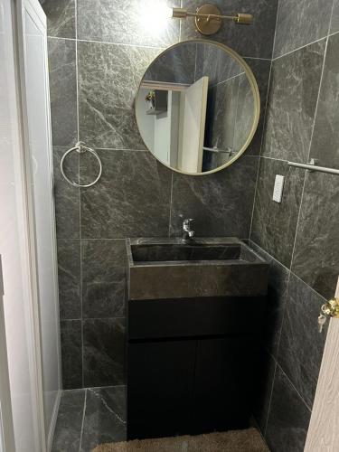a bathroom with a black sink and a mirror at Alojamiento en el centro de tlaquepaque in Guadalajara