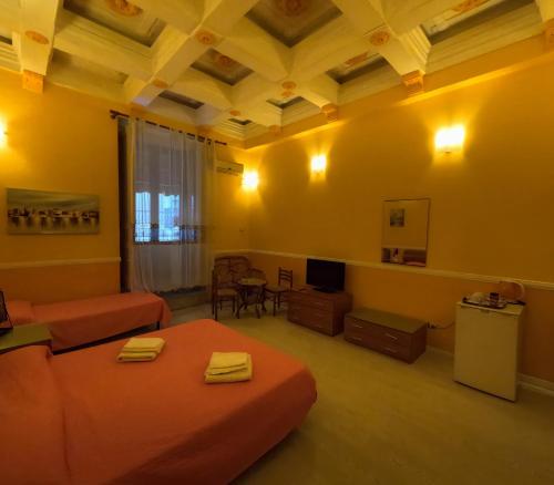 ein Wohnzimmer mit Sofa und Fernseher in der Unterkunft Hotel Gorizia in Catania