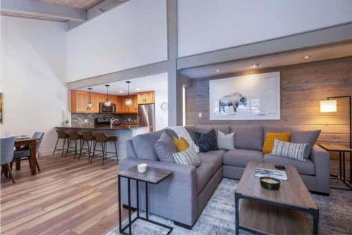 Updated 3 BR, 2 BA with Pool & Hot Tub - Stunning Mountain Views! photo 2