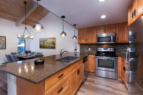 Updated 3 BR, 2 BA with Pool & Hot Tub - Stunning Mountain Views! photo 3