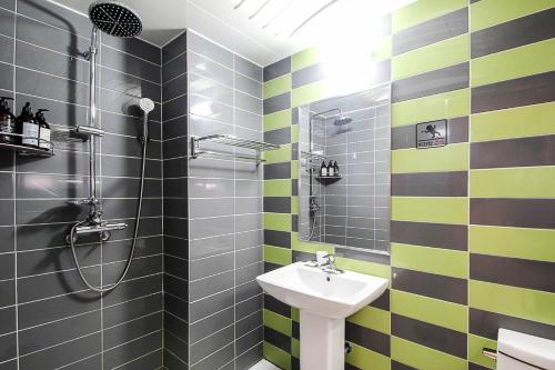 a bathroom with a sink and a shower at MoMo Juice Busan Haeundae in Busan