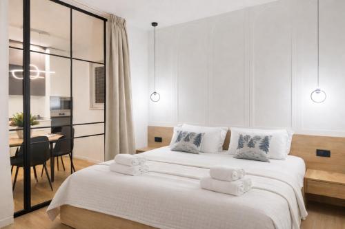 En eller flere senge i et værelse på Centar Apartment