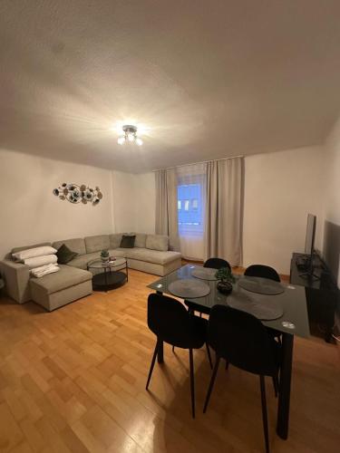 Cozy 2-Bedroom Retreat Near Subway and City Center