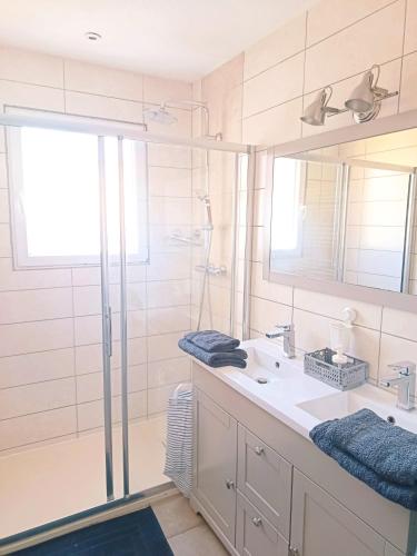 Maison Liloute في ميزيه: حمام مزود بمغسلة ودش