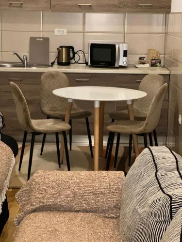 Dapur atau dapur kecil di Viktor Apartman