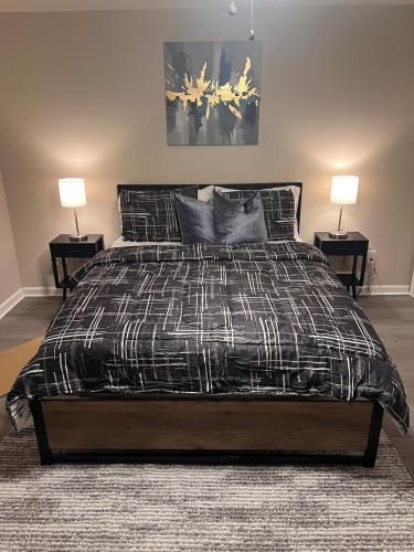 a bedroom with a bed with two lamps on two tables at Skipper Apt 1 in Rockingham