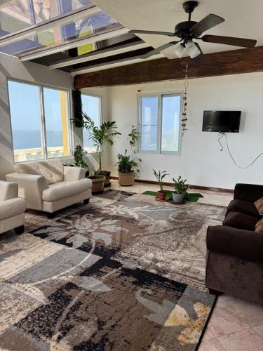 Un lugar para sentarse en Oceanfront Hideaway mainfloor