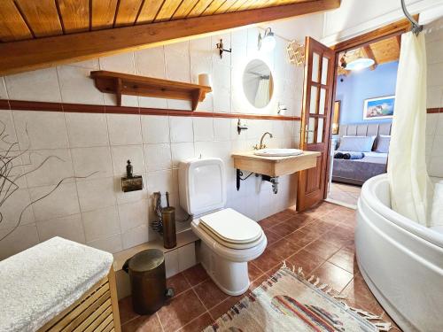 un bagno con WC, lavandino e vasca di Captain's Loft Villa a Marathokampos