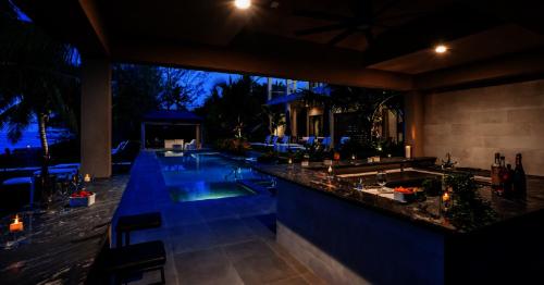 un bar all'aperto in una casa di notte di Tropical Paradise a Leeward