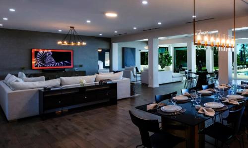 un soggiorno con divano e sala da pranzo di Tropical Paradise a Leeward