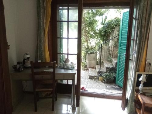 a dining room with a table and a door to a garden at Petit St George 100mt du lac a Montreux in Montreux