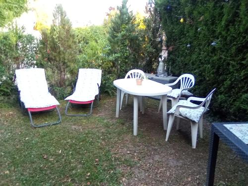 three chairs and a white table and chairs at Petit St George 100mt du lac a Montreux in Montreux