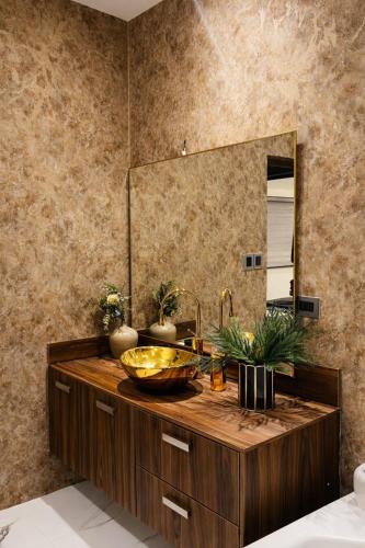 a bathroom with a sink and a mirror at Casa Niagara in San Antonio