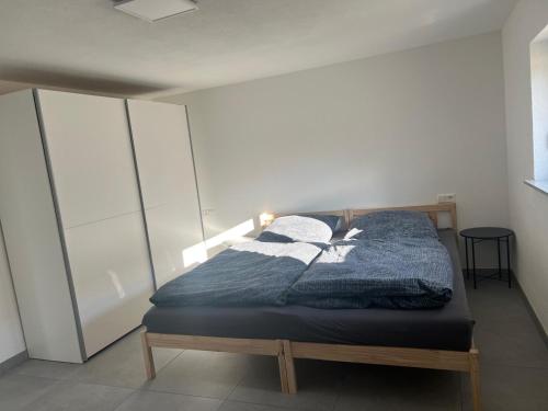a bedroom with a bed with four pillows on it at Gästehaus Wain I Monteur- & Ferienwohnung für 5 I 2 SZ I Terrasse I Parkplatz I WLAN in Wain