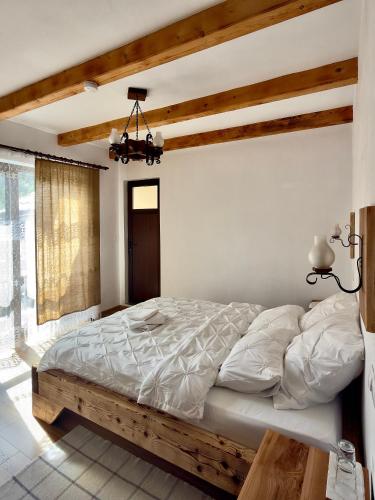 a bedroom with a large bed in a room at Pensiunea Drumul Iancului in Vidra