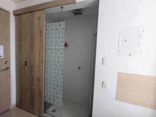a shower with a glass door in a bathroom at Aparta Suite Vista al Mar Rodadero in Gaira