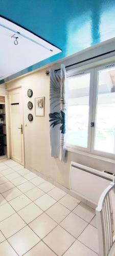 a kitchen with a bench and a window at Studio en campagne in Retournac