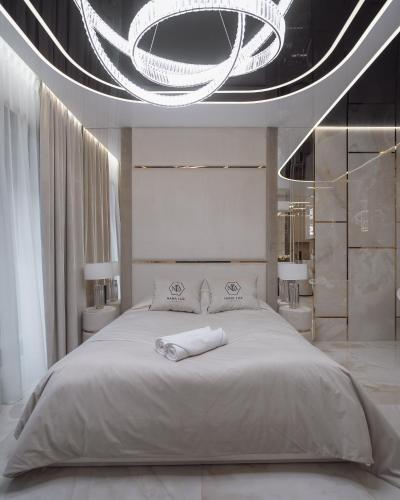 Nana White Lux Apartment