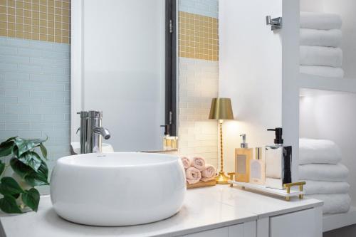 a bathroom with a white sink and a mirror at Urban 1-bedroom Apartment in Los Angeles