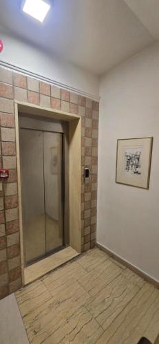 アンマンにあるRainbow 7のガラスのドアとレンガの壁のある部屋