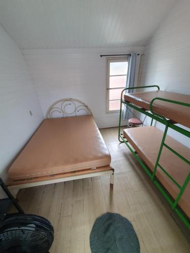 a room with two bunk beds and a window at Céu Azul Casa de Praia in São Sebastião