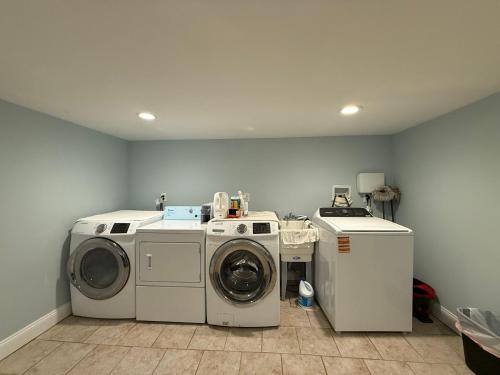 a laundry room with a washer and dryer at Fresh&Quiet One Bedroom Apartment in University City Walk to Drexel&Near UPenn in Philadelphia