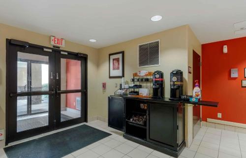 a fast food restaurant lobby with a coffee shop at Extended Stay America Suites - Atlanta - Kennesaw Town Center in Kennesaw