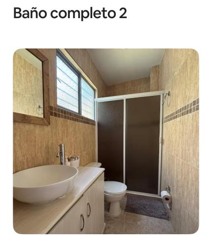a bathroom with a sink and a toilet at Encantador Departamento Vistahermosa 1 in Tuxtla Gutiérrez