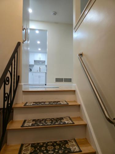 eine Treppe mit Stufen, die zu einer Küche hinaufführen in der Unterkunft Upper-Level Oasis- Ideal for 2026 World Cup visitors in Norwood