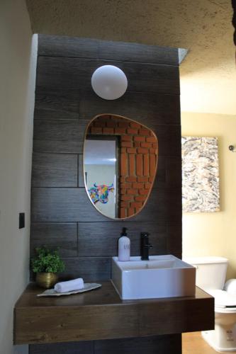 a bathroom with a sink and a mirror at Hermosa habitación de campo in San Gregorio Atzompa