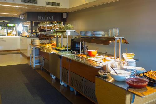 eine Restaurantküche mit einem Buffet mit Speisen in der Unterkunft Hotelli & Ravintola Martinhovi in Raisio