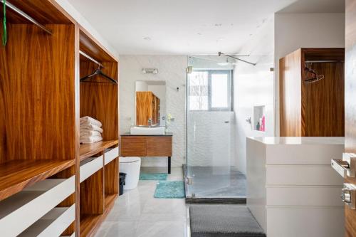 a bathroom with a glass shower and a toilet at Casa para 16 personas con alberca climatizada in Guadalajara