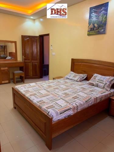 duże łóżko w pokoju z w obiekcie DHS Home w mieście Pikine