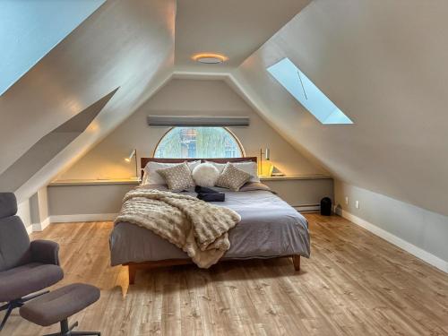 a attic bedroom with a bed and a window at La Pergola-4 in Quebec City