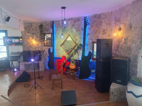 a living room with a music room with a stage at Pousada hotel da ilha lounge Beach Lucas do Gelo in Ilha Comprida