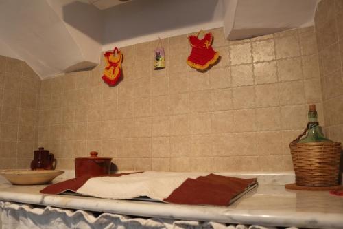 een keuken met een aanrecht met handdoeken aan de muur bij B&B Huit in Martina Franca