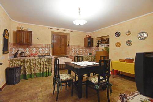 アルピーノにあるChalet Colle Lo Zoppoのキッチン(テーブル、椅子付)